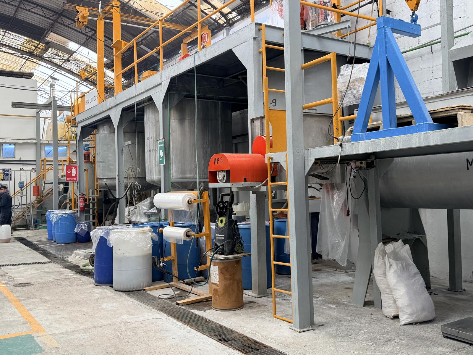 Planta de fabricación de especialidades químicas Akim de México: tanques de mezclado industrial y área de proceso de líquidos en Ciudad de México