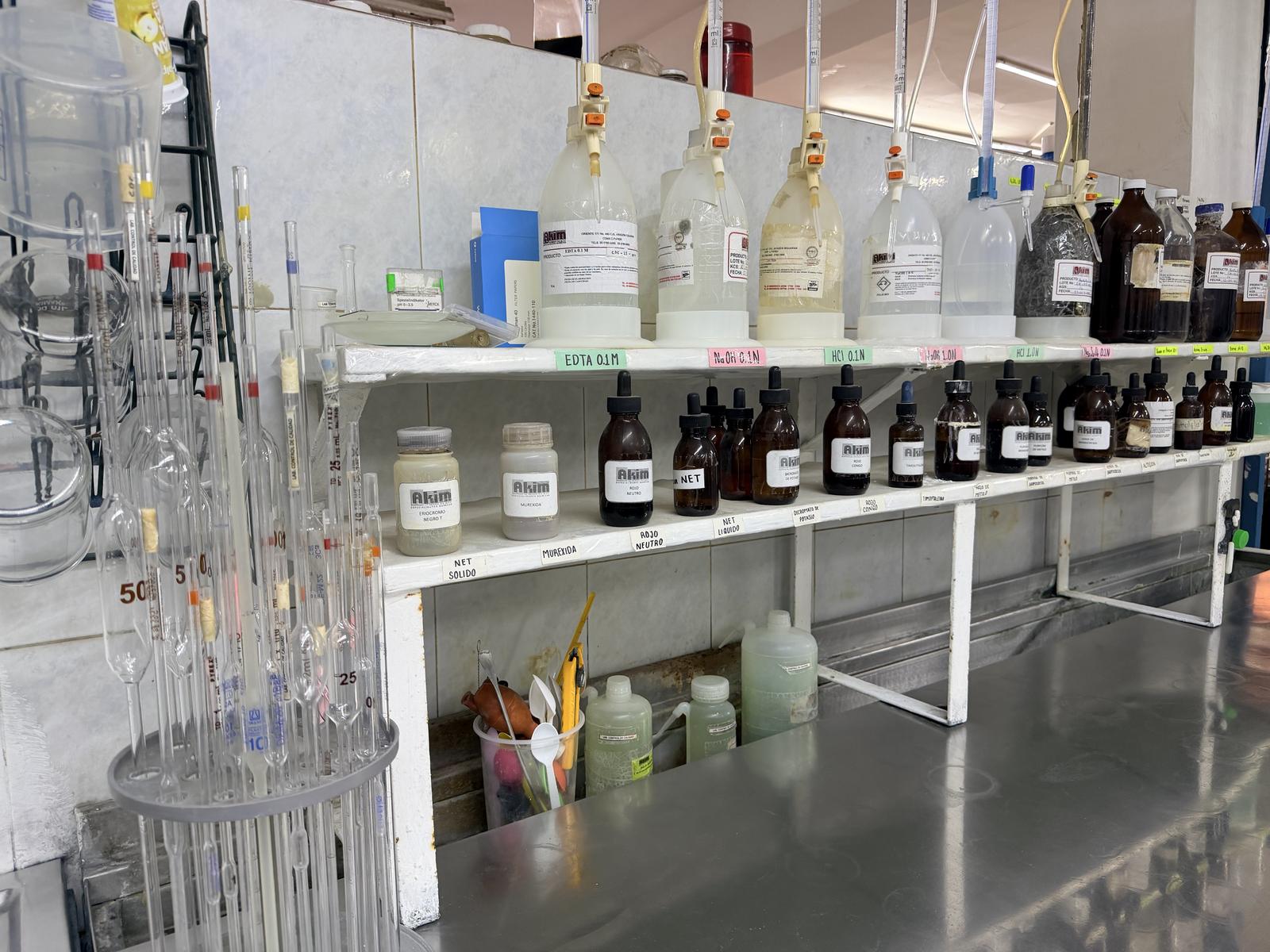Anaquel de laboratorio de control de calidad de Akim de México con reactivos y soluciones estándar de titulación: EDTA, hidróxido de sodio, ácido clorhídrico e indicadores como murexida y rojo congo